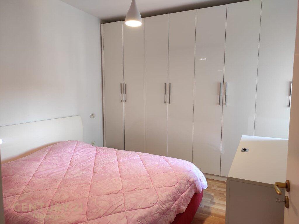 APARTAMENT 2+1+2 PER QERA PRANE QENDRES !