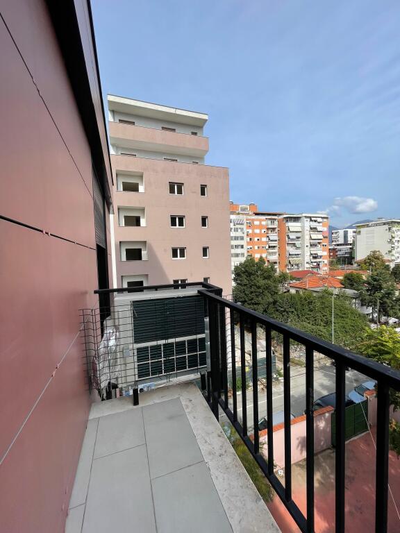 APARTAMENT 2+1+2 +POST PARKIMI PRANE SHKOLLES SE KUQE