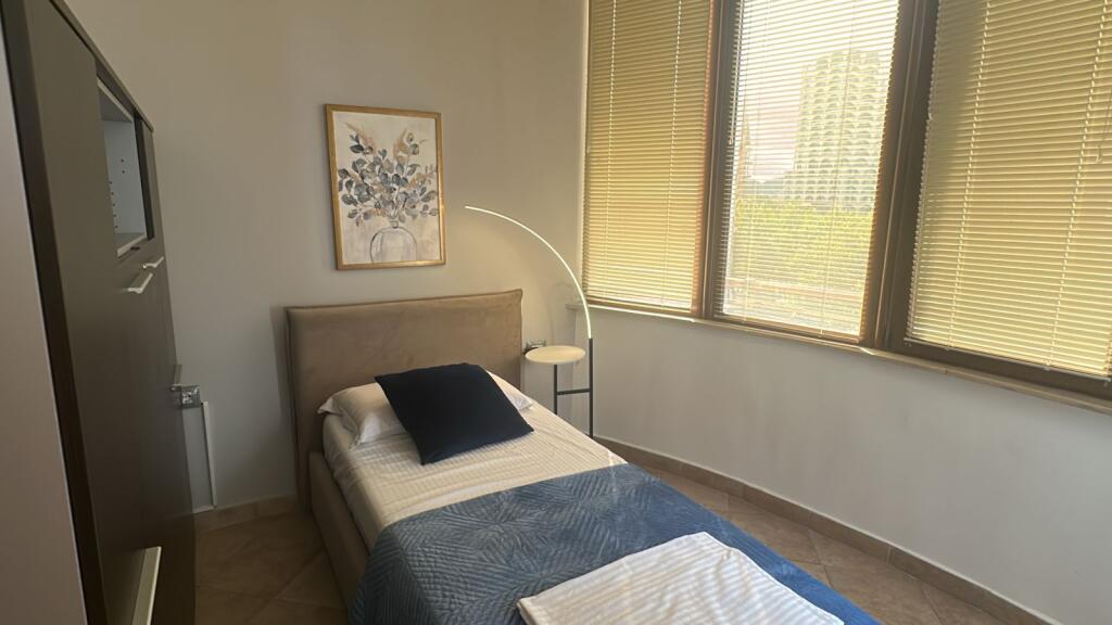 Jepet me qira apartament 2+1 në qendër të Tiranës 🏙️ Apartamenti ndodhet në pallat të ri 17-katësh, pas 9-katsheve💶 Qiraja mujore: 750 €