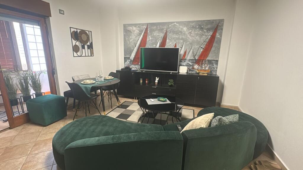 Jepet me qira apartament 2+1 në qendër të Tiranës 🏙️ Apartamenti ndodhet në pallat të ri 17-katësh, pas 9-katsheve💶 Qiraja mujore: 750 €