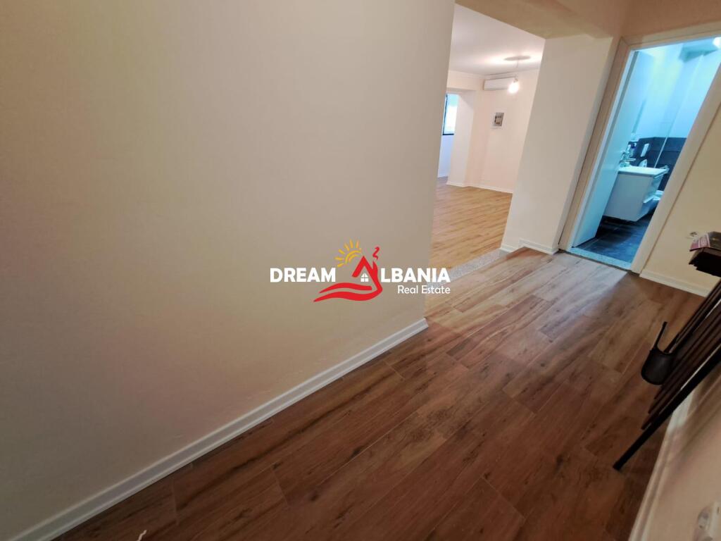 Ambient biznesi ne shitje ne rrugen e Durresit ne afersi te Ministrise se Arsimit ne Tirane (ID 4129433)