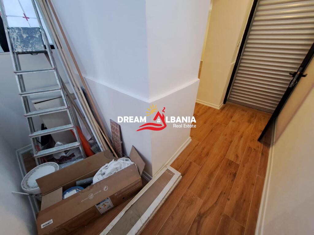 Ambient biznesi ne shitje ne rrugen e Durresit ne afersi te Ministrise se Arsimit ne Tirane (ID 4129433)