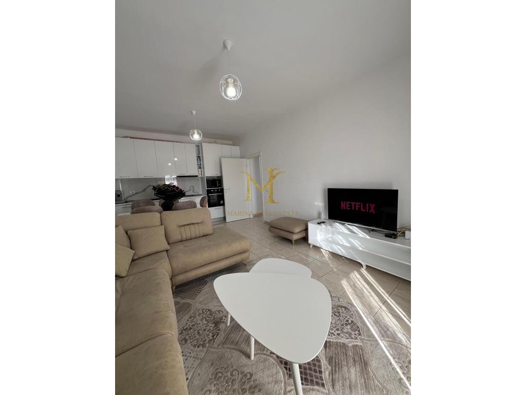 Ofrohet Per Qera Apartament 2+1 me pamje deti , Plazh Durres !!