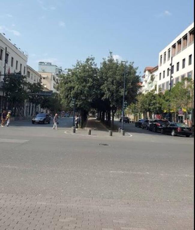 Dyqan ne shitje tek Bulevardi Zogu i Pare prane Ministris se Drejtesis (ID 4171562)