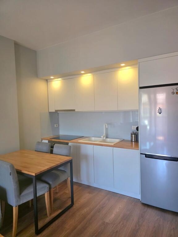 🏢 JEPET ME QIRA APARTAMENT 1+1 – TEK RADISSON , TIRANË