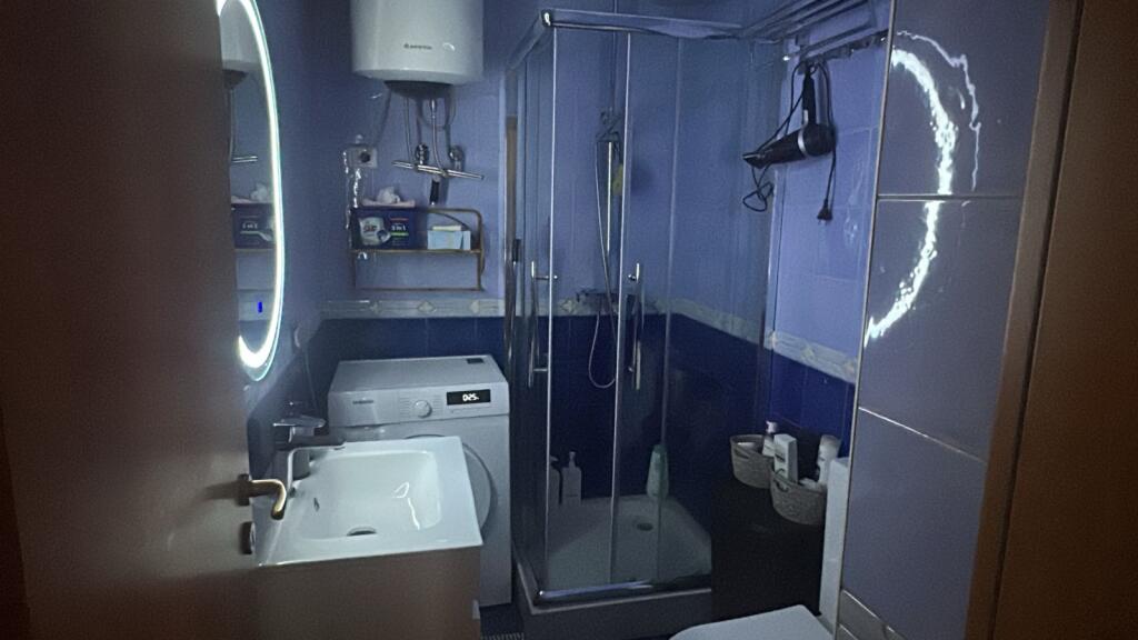 Jepet me qira apartament 2+1 në qendër të Tiranës 🏙️ Apartamenti ndodhet në pallat të ri 17-katësh, pas 9-katsheve💶 Qiraja mujore: 750 €