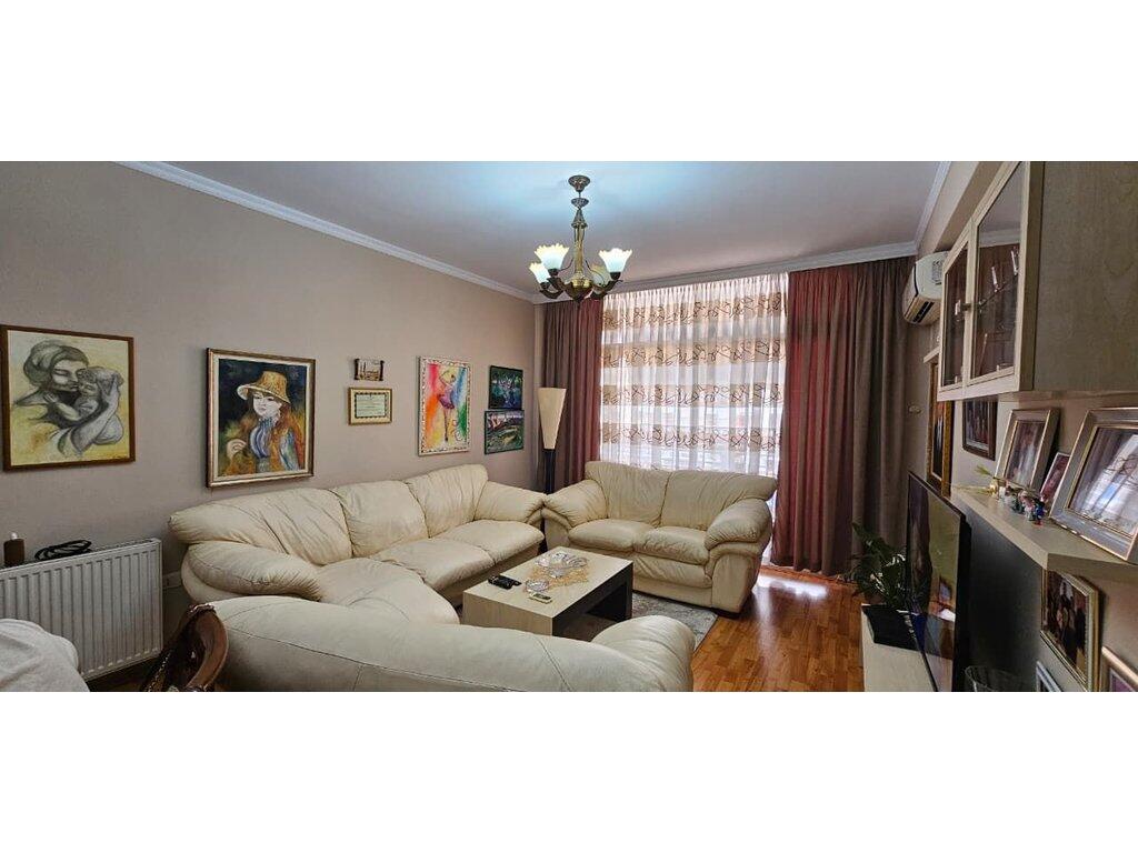 Komuna e Parisit , Shitet Apartament 2+1+2 dhe Post Parkimi!
