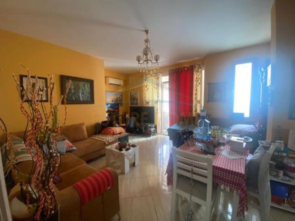 Shitet, Apartament 1+1, Ish Tregu Elektrik, Tiranë.