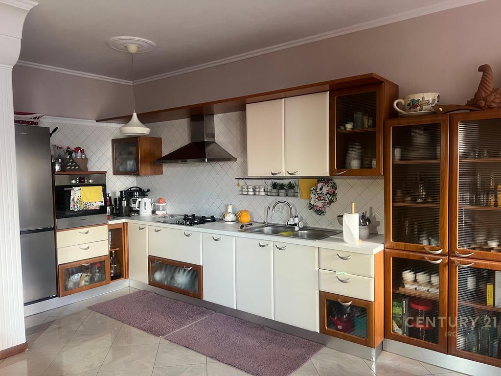 Apartament 2+1+2 per qera tek Komuna e Parisit!