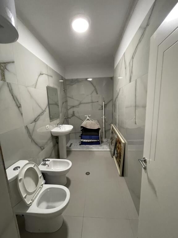 Jepet me qera apartament 2+1+2 Kamez tek Ulliri