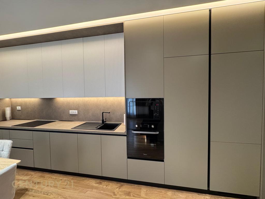 🏡 Apartament luksoz 2+1+2 me qira – Shkolla e Kuqe + Post Parkimi