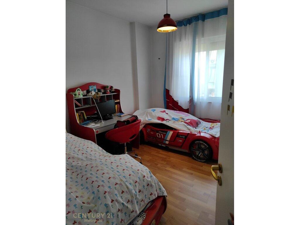 Apartament 2+1+2 me Dritë Natyrale pranë Qendrës.