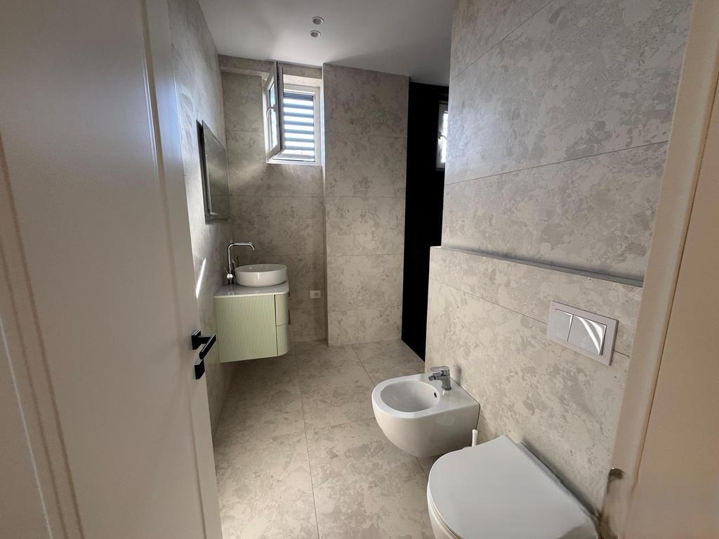 APARTAMENT LUKSOZ 2+1+2 PER QIRA, SHKOLLA E KUQE! 1,100 € /Muaj