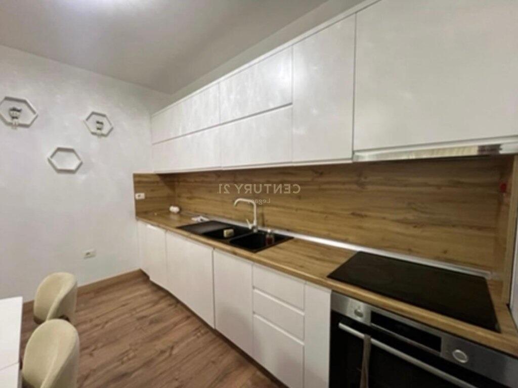 🏡 Apartament 2+1 + Post Parkimi me Qira – Kompleksi Fratari, Kopshti Botanik