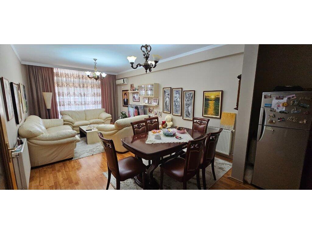 Komuna e Parisit , Shitet Apartament 2+1+2 dhe Post Parkimi!

