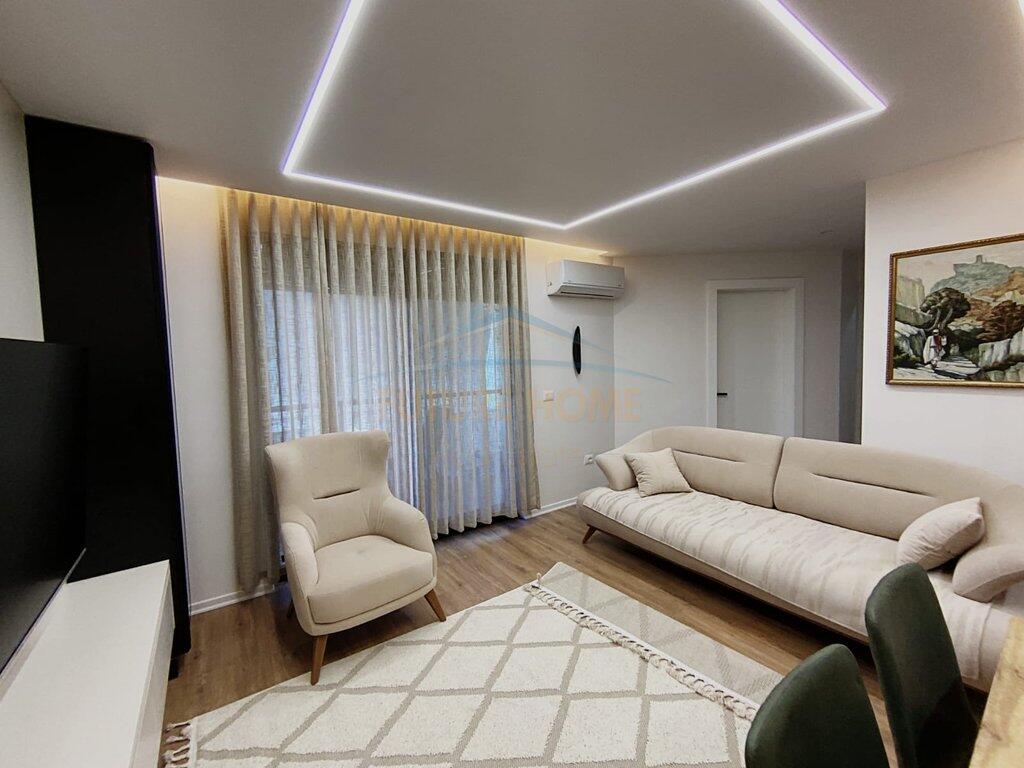 Me qira, Apartament 2+1, Bulevardi Zogu I, Tiranë.
