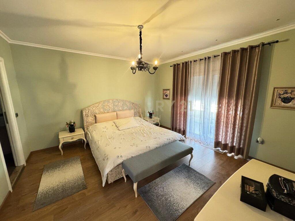Apartament 3+1+2+Verande per shitje ne zonen e 5-Majit