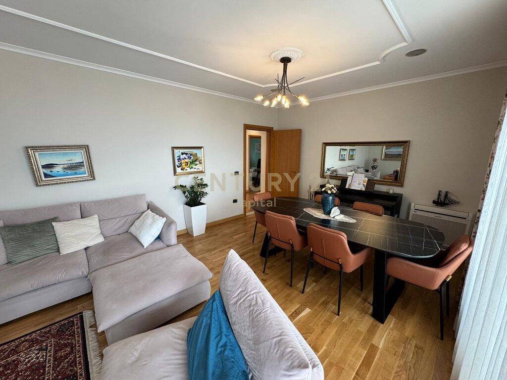 Apartament 3+1+2+Verande per shitje ne zonen e 5-Majit