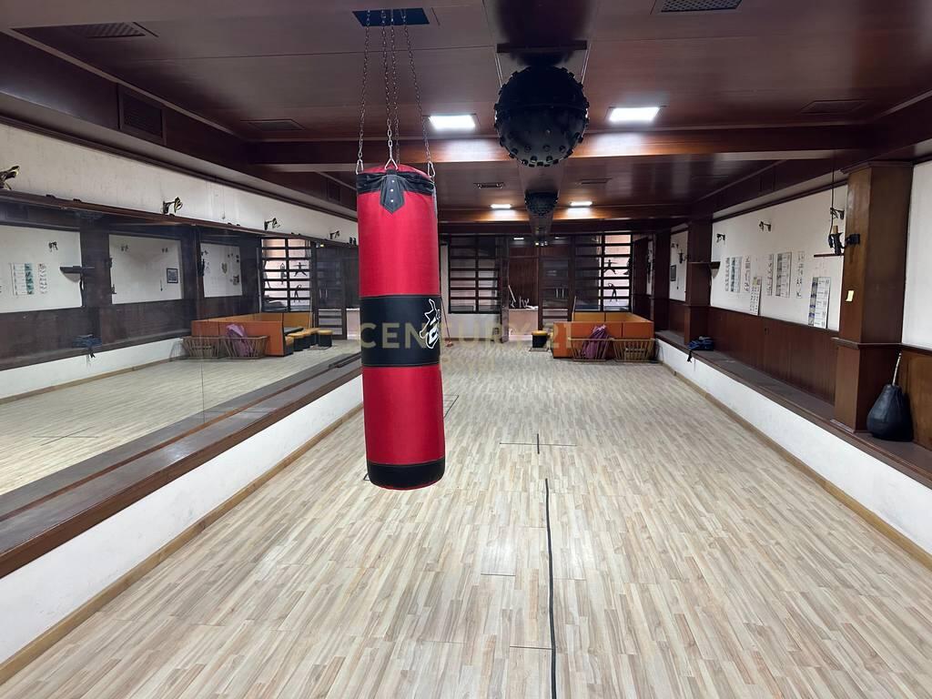 In affitto ~Spazio commerciale in affitto vicino alla scuola “Bajram Curri”.