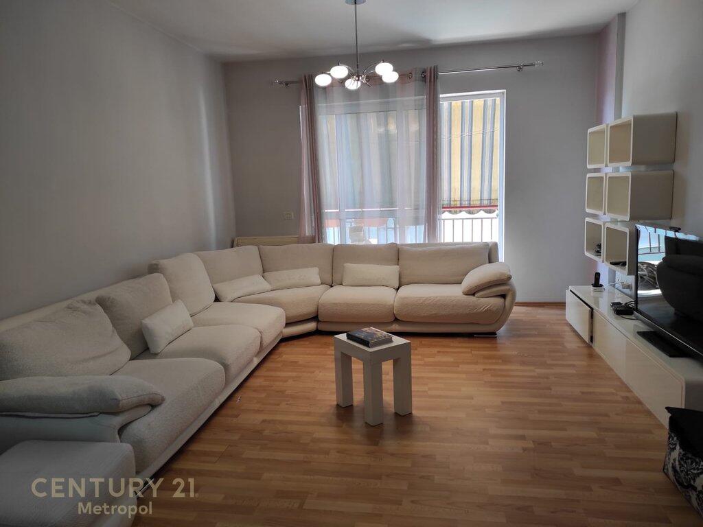 Apartament 2+1+2 me Dritë Natyrale pranë Qendrës.