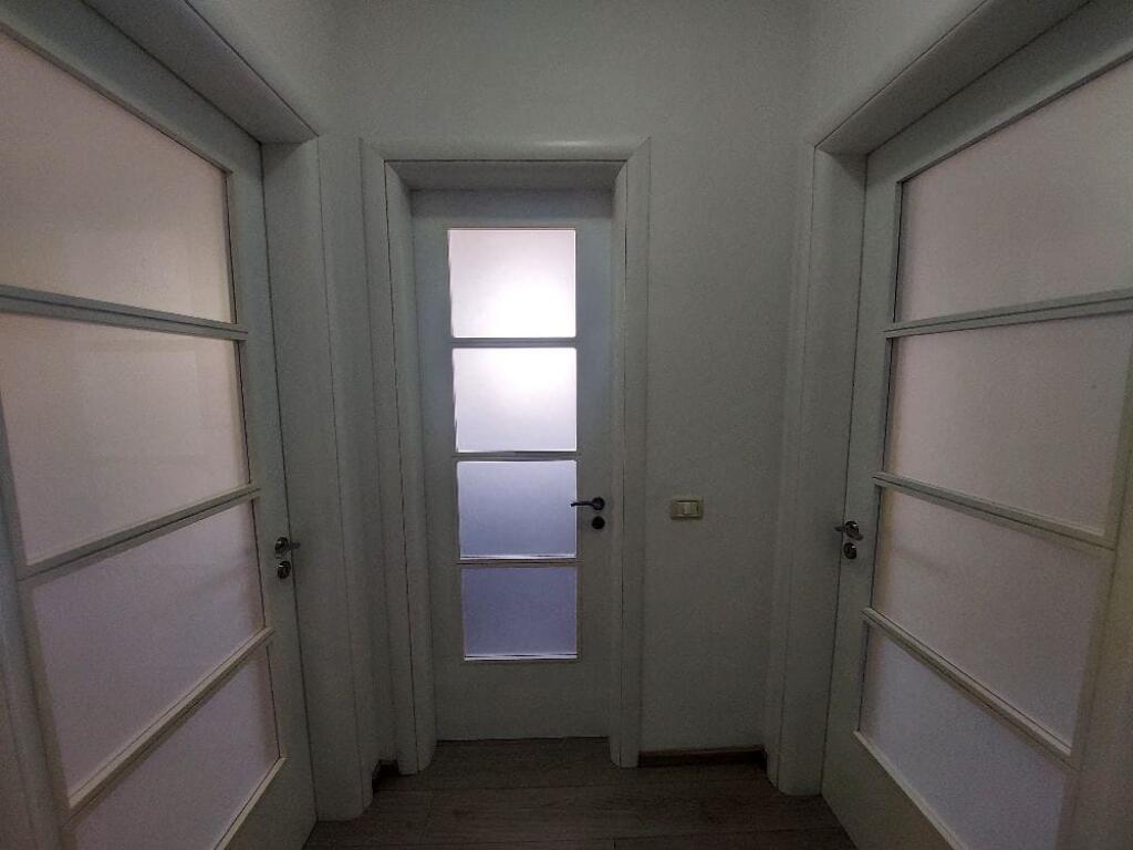 Shitet apartament 1+1 në lagjen “29 Nëntori”, pranë shkollës “Ali Demi”