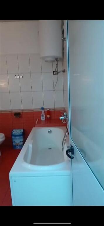 House 1+1 for rent in Kinostudio near Kafja e Rremes (30,000 Leke)