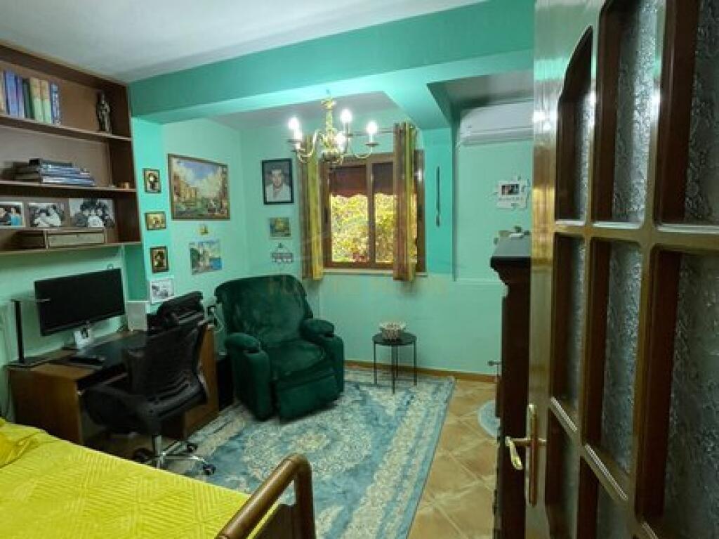 Shitet, Apartament 3+1+2, Rruga Muhamet Gjollesha.