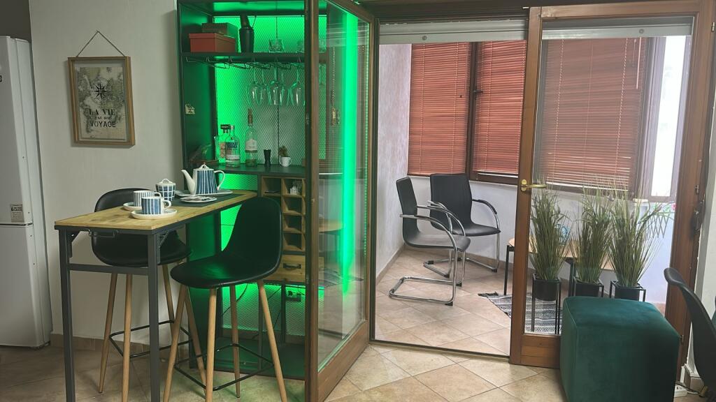 Jepet me qira apartament 2+1 në qendër të Tiranës 🏙️ Apartamenti ndodhet në pallat të ri 17-katësh, pas 9-katsheve💶 Qiraja mujore: 750 €