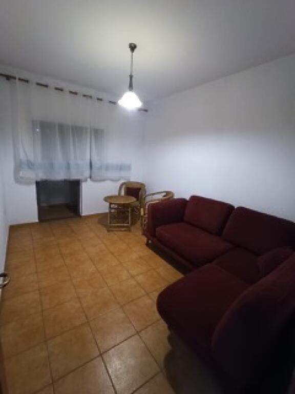 Apartament 3+2+1 në Kinostudio me qera 500€