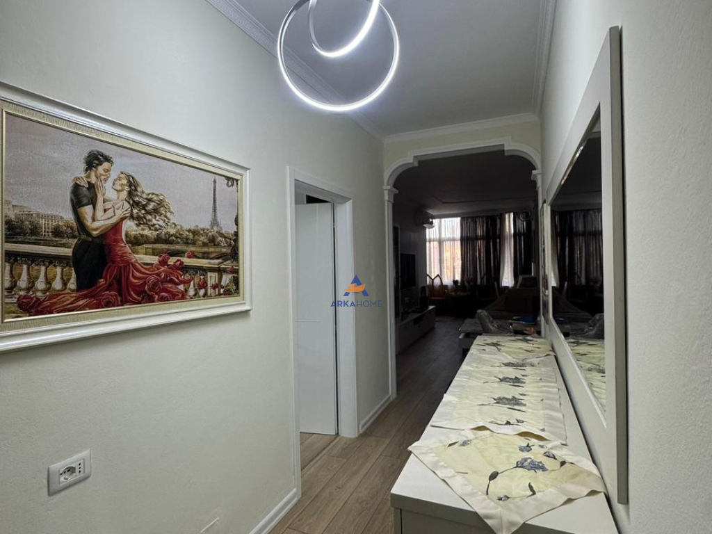 JEPET ME QERA APARTAMENT 3+1+2+BALLKONE "RRUGA NJAZI DEMI,TE BULEVARDI BAJRAM CURRI" 1050 EURO