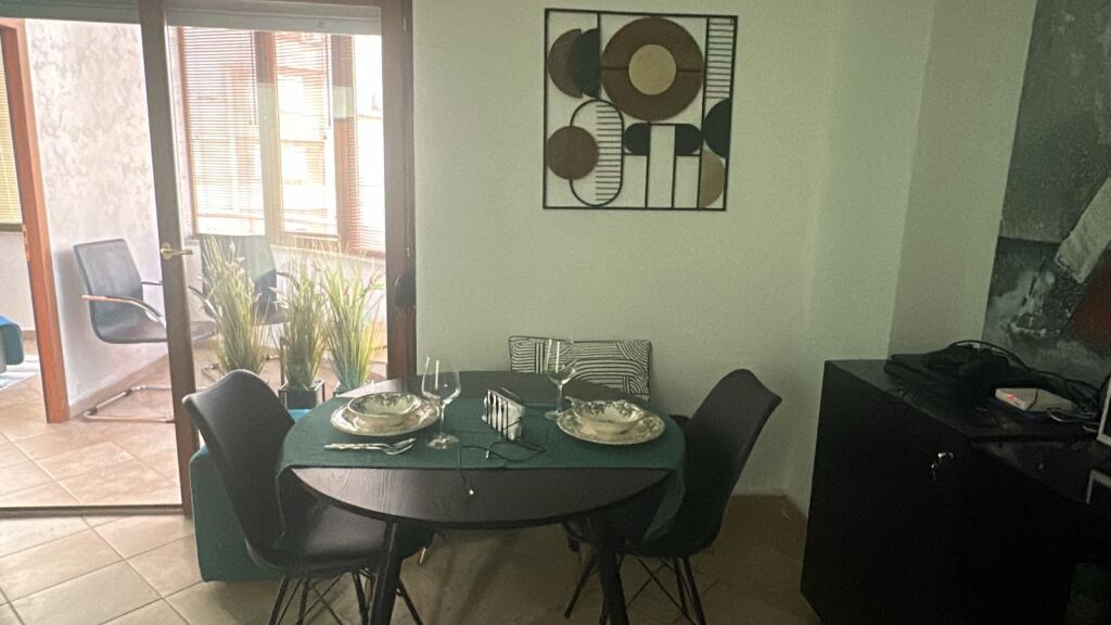 Jepet me qira apartament 2+1 në qendër të Tiranës 🏙️ Apartamenti ndodhet në pallat të ri 17-katësh, pas 9-katsheve💶 Qiraja mujore: 750 €