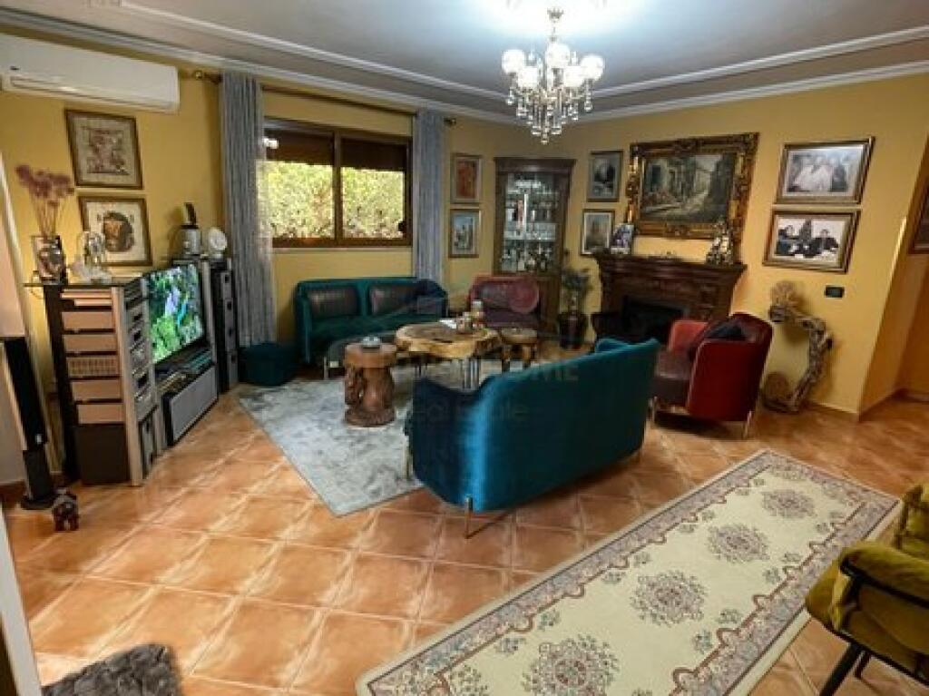 Shitet, Apartament 3+1+2, Rruga Muhamet Gjollesha.