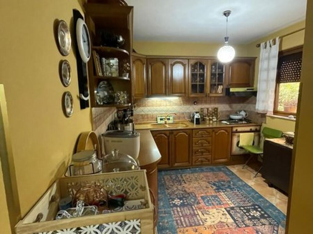 Shitet, Apartament 3+1+2, Rruga Muhamet Gjollesha.