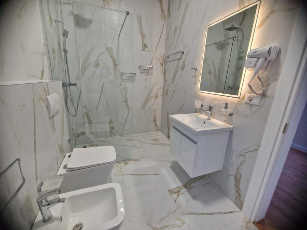 Jepet me Qira – Apartament 2+1 afër Stadiumit Dinamo