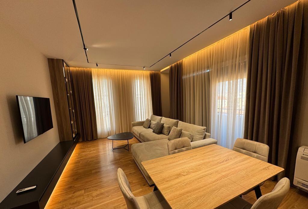 Apartament Luksoz 2+1+2 me Qira pranë Shkollës së Kuqe – Mobilim Modern!