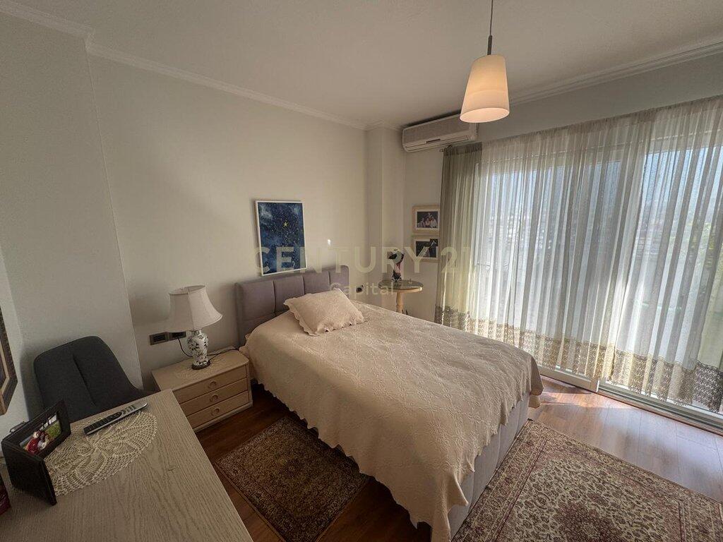 Apartament 3+1+2+Verande per shitje ne zonen e 5-Majit