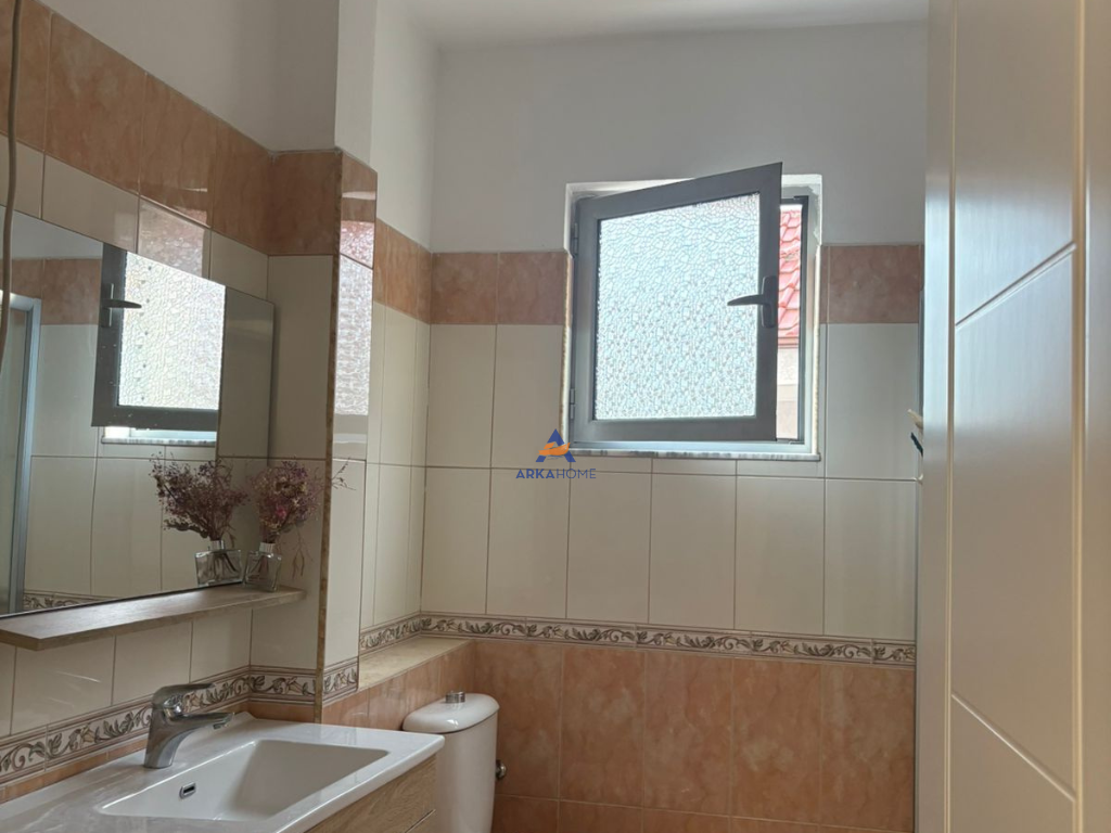 JEPET APARTAMENT ME QERA 2+1+BALLKON "TE RRUGA E ELBASANIT" 600 EURO