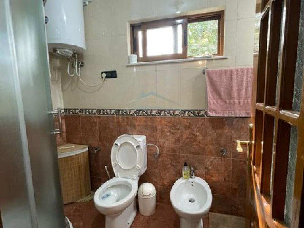 Shitet, Apartament 3+1+2, Rruga Muhamet Gjollesha.