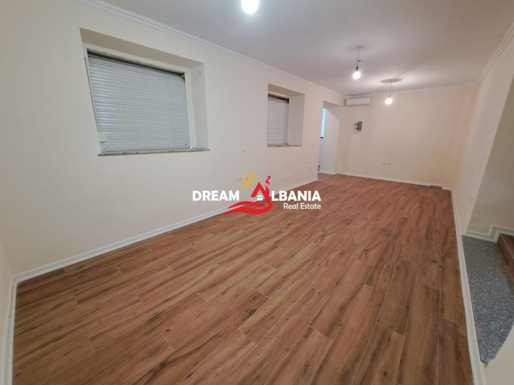 Ambient biznesi ne shitje ne rrugen e Durresit ne afersi te Ministrise se Arsimit ne Tirane (ID 4129433)