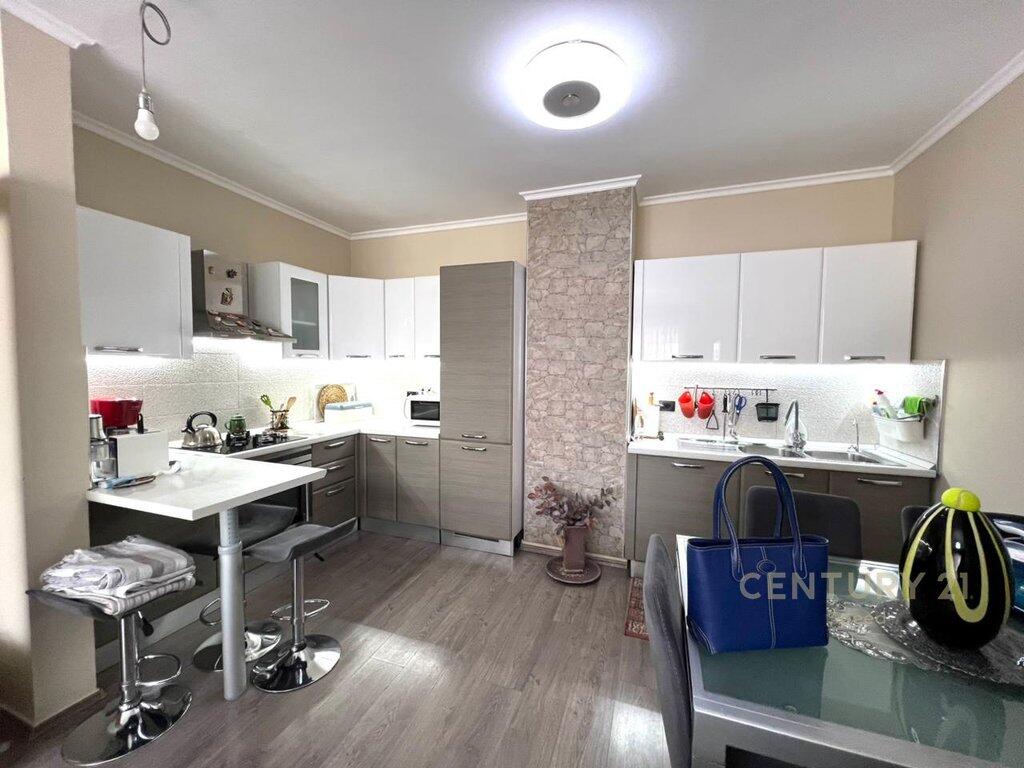 Ofrojme apartamet 3+1me qira tek Hipoteka!