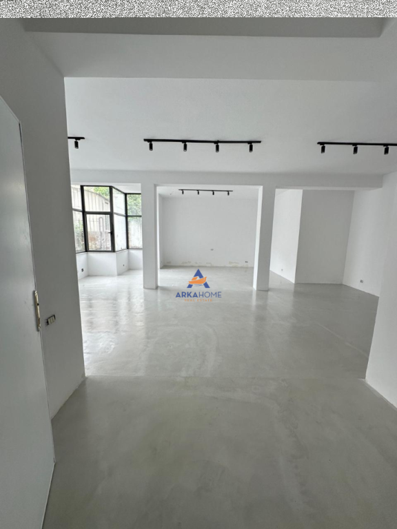 JEPET ME QERA AMBIENT PER ZYRA 99M2 "RRUGA IBRAHIM TUKIQI,QENDER" 900 EURO