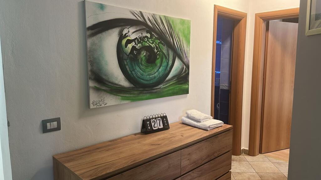 Jepet me qira apartament 2+1 në qendër të Tiranës 🏙️ Apartamenti ndodhet në pallat të ri 17-katësh, pas 9-katsheve💶 Qiraja mujore: 750 €