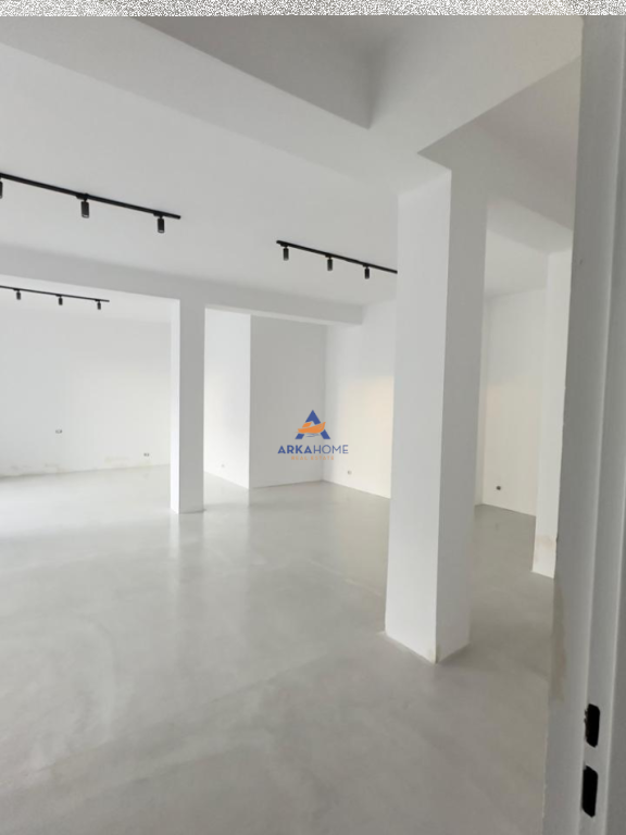 JEPET ME QERA AMBIENT PER ZYRA 99M2 "RRUGA IBRAHIM TUKIQI,QENDER" 900 EURO