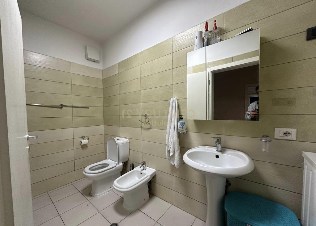 Apartament me qira 2+1+2+ 2 Ballkone  tek Kopshti Botanik