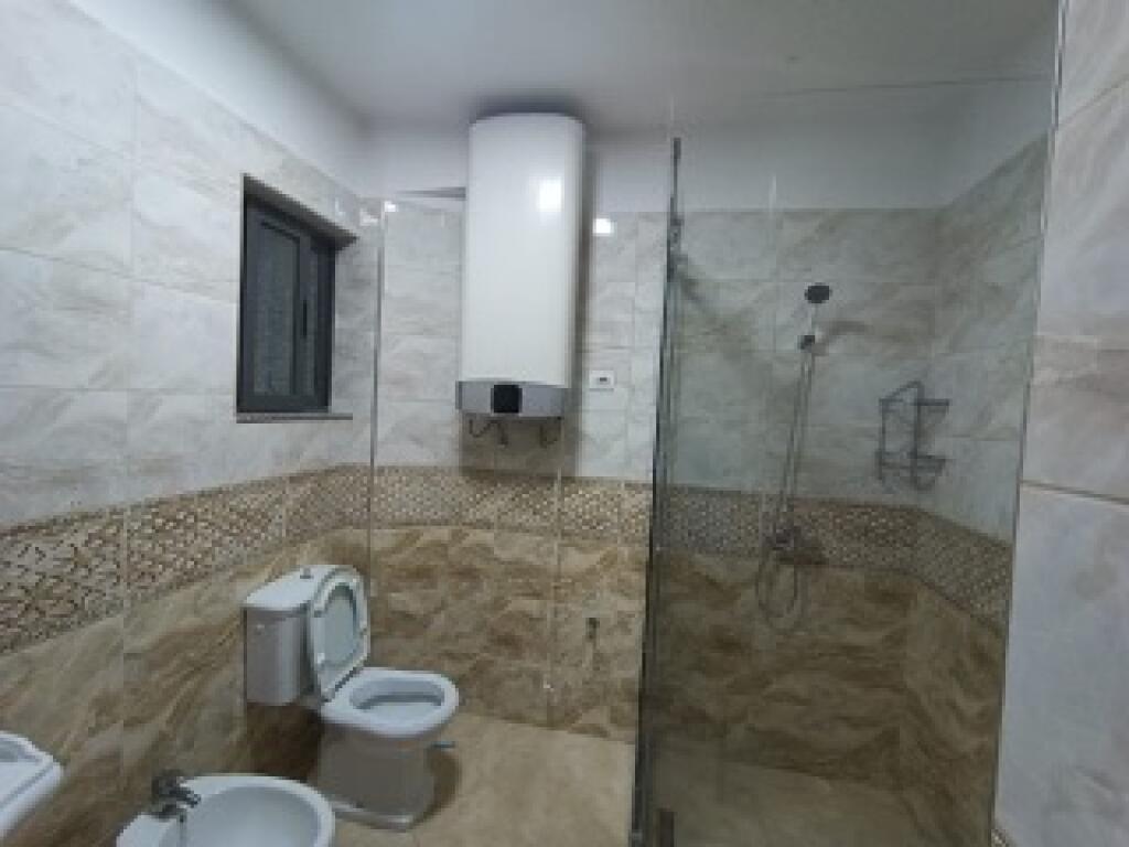 Apartament 3+2+1 në Kinostudio me qera 500€
