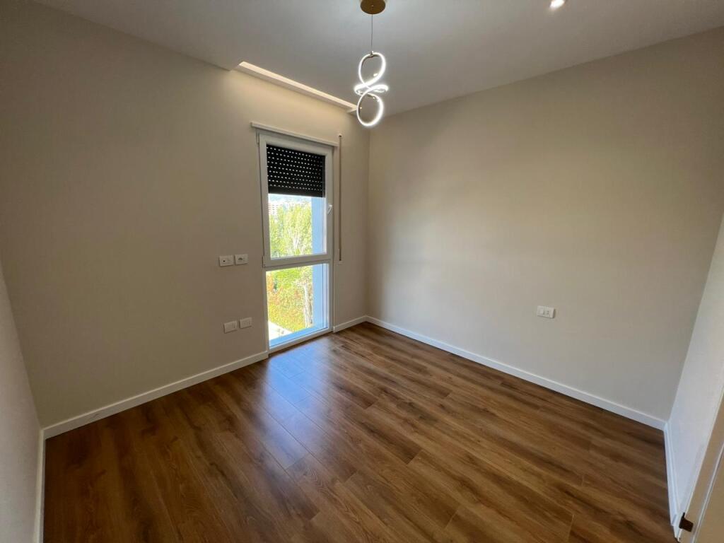 📣 SHITET SUPER Apartament 2+1 Me 2 Tualete Dhe Post Parking 📍  Prane Bulevardit Te Ri ✨   🏢 Ndertim i Ri  🪜 Kati 5 (Me Ashensor)  📐 Siperfaqe Bruto 118.83 m2  📐 Siperfaqe Neto 102.79 m2  🛋️ Investuar Me Materiale Teper Cilesore  🅿️ Post Parking Ne -1   💶 Cmimi 185.000 Euro