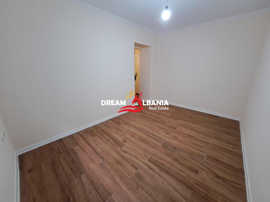 Ambient biznesi ne shitje ne rrugen e Durresit ne afersi te Ministrise se Arsimit ne Tirane (ID 4129433)