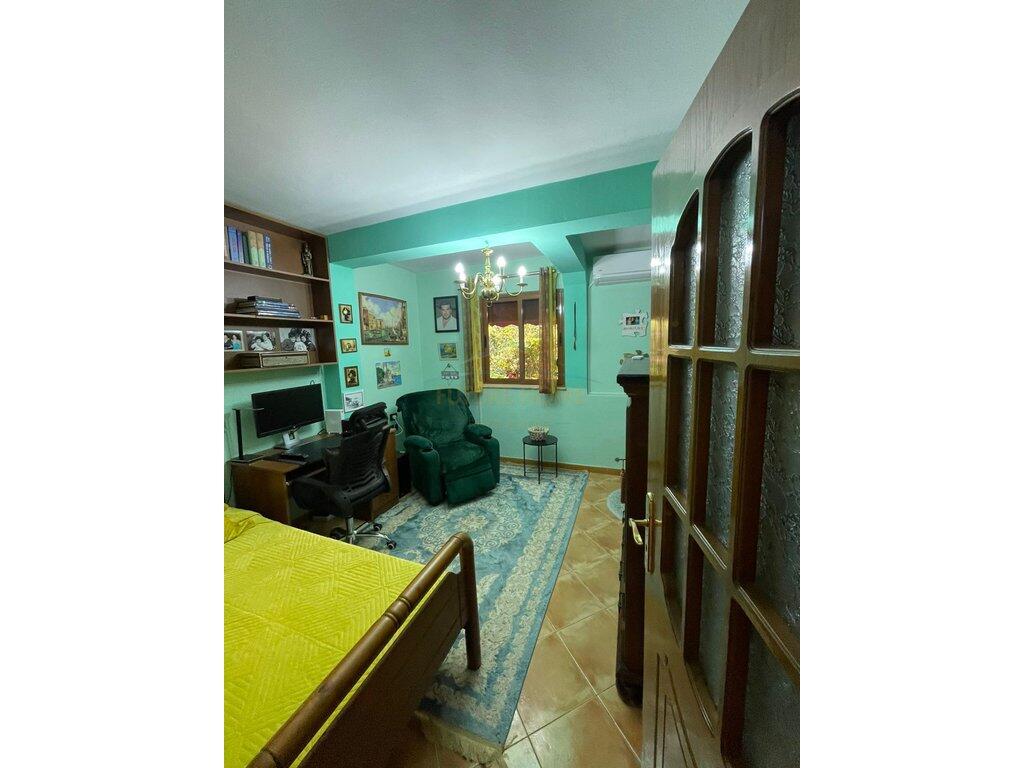 Shitet Apartament 3+1+2, 21 Dhjetori