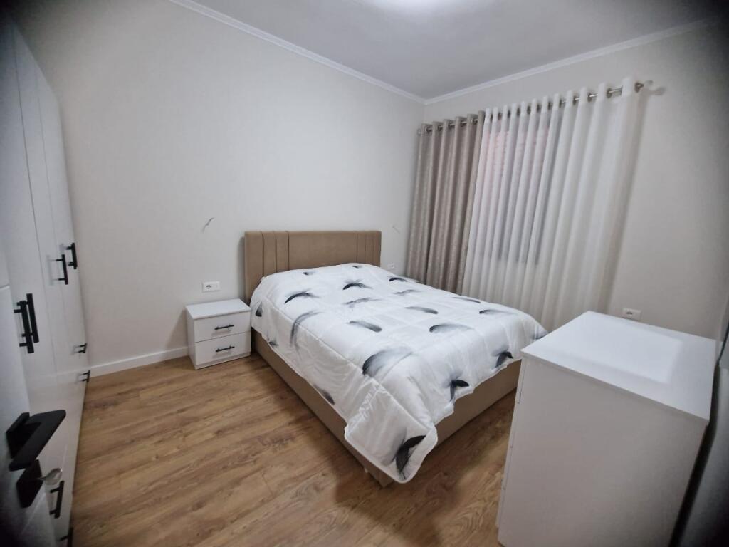 Jepet me Qira – Apartament 2+1 afër Stadiumit Dinamo