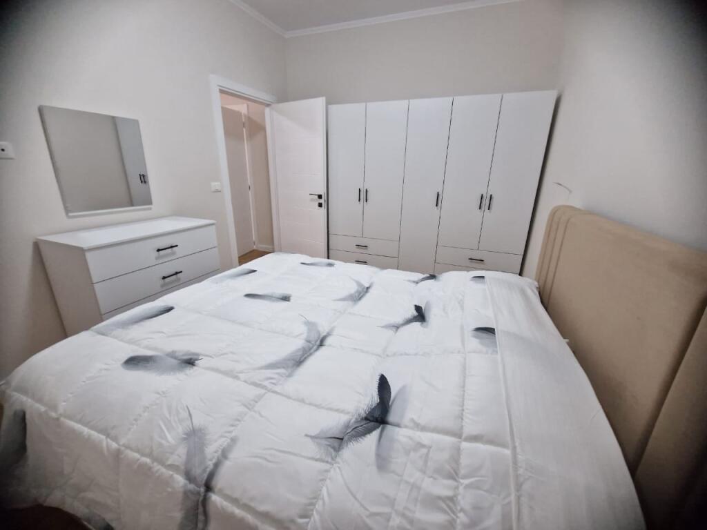 Jepet me Qira – Apartament 2+1 afër Stadiumit Dinamo